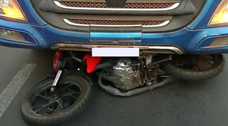 Motociclista teria perdido o controle e invadido a faixa contrária da ponte, batendo de frente com a carreta