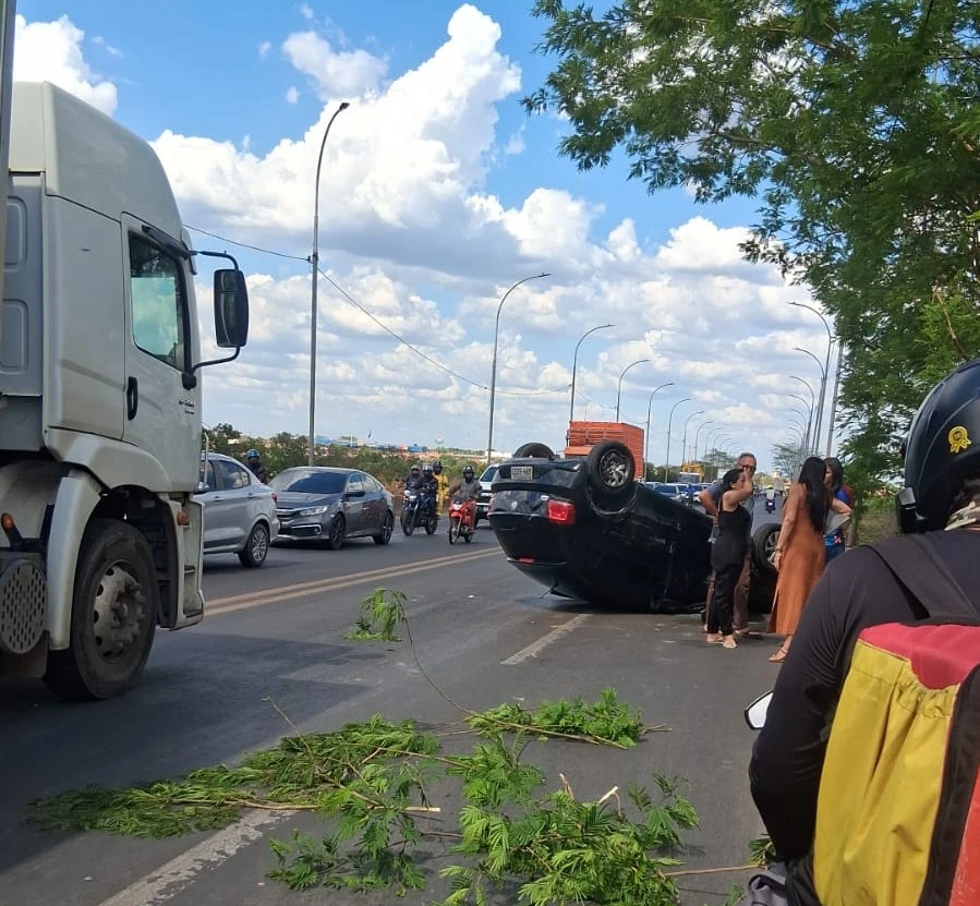 Carro capota na ponte Tancredo Neves, na BR-343, zona Sudeste de Teresina