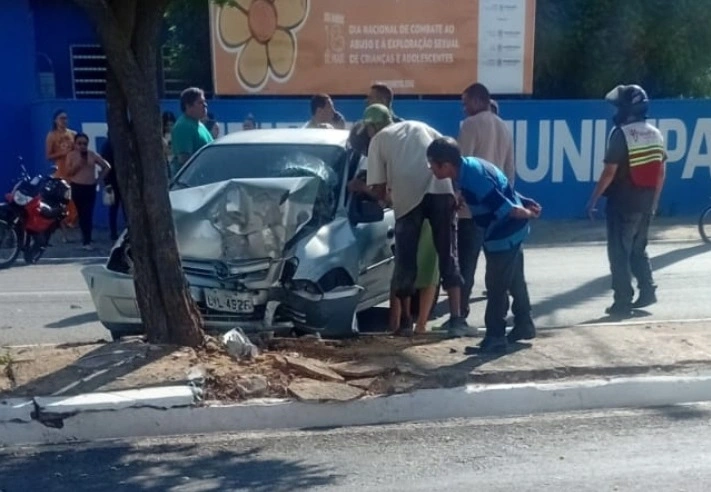 Motorista perde controle de carro e colide em árvore em Parnaíba