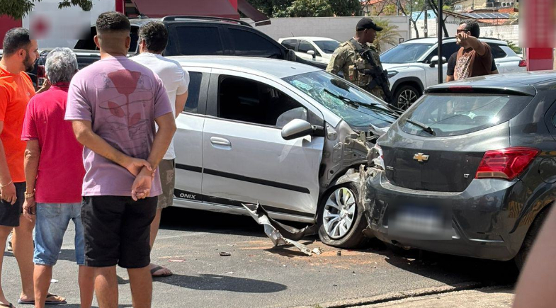 Três carros se envolvem em acidente na avenida Barão de Castelo Branco