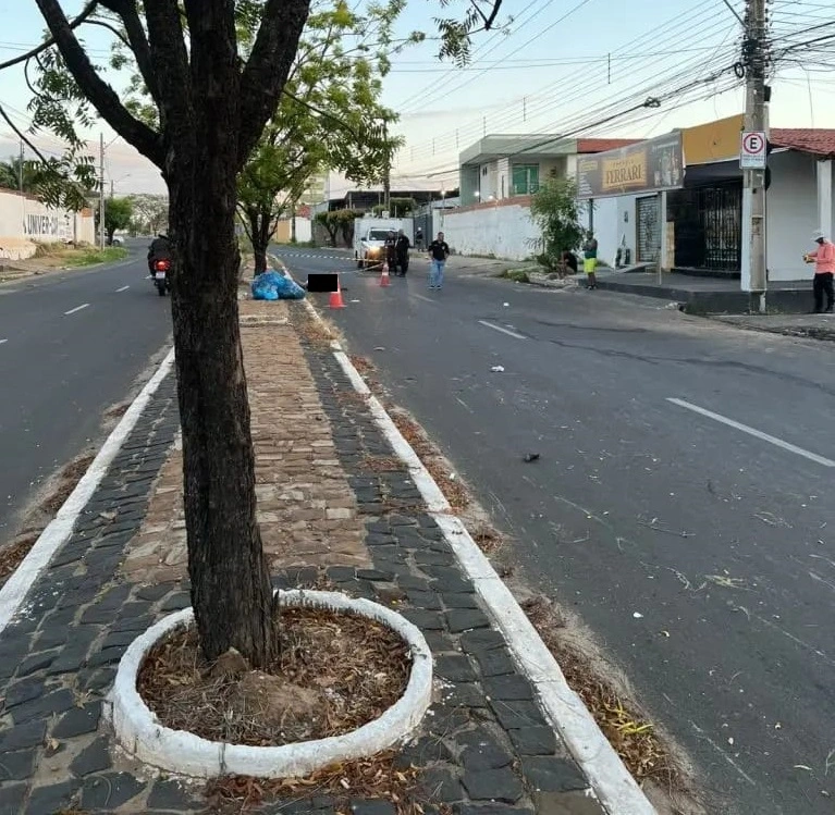Motociclista morre ao colidir em árvore no canteiro central da avenida Odilon Araújo