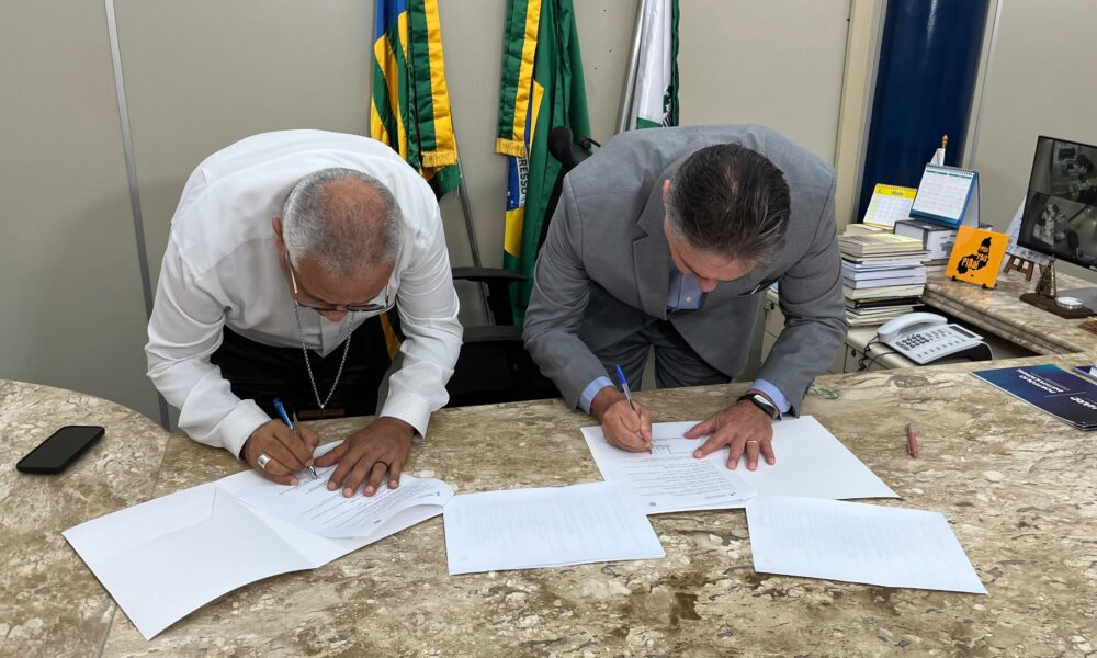 Parceria foi assinada pelo presidente do TCE-PI, Kennedy Barros e pelo arcebispo de Teresina, Dom Juarez