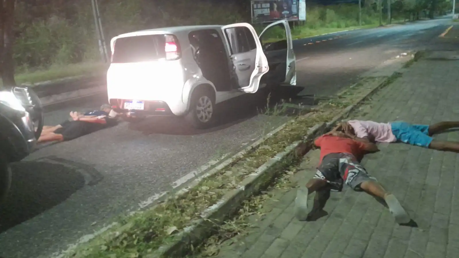 Adolescentes são apreendidos por roubo de carro de motorista de aplicativo