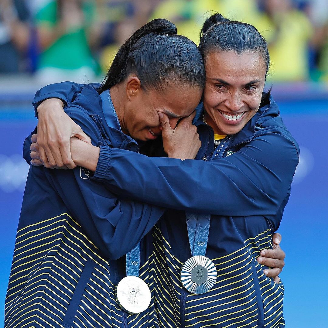 Adriana Silva e Marta se abraçam no pódio da final do futebol feminino nas Olimpíadas