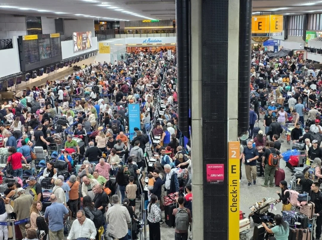 Aeroporto de Guarulhos registra longas filas e cancelamentos após passagem de ciclone extratropical