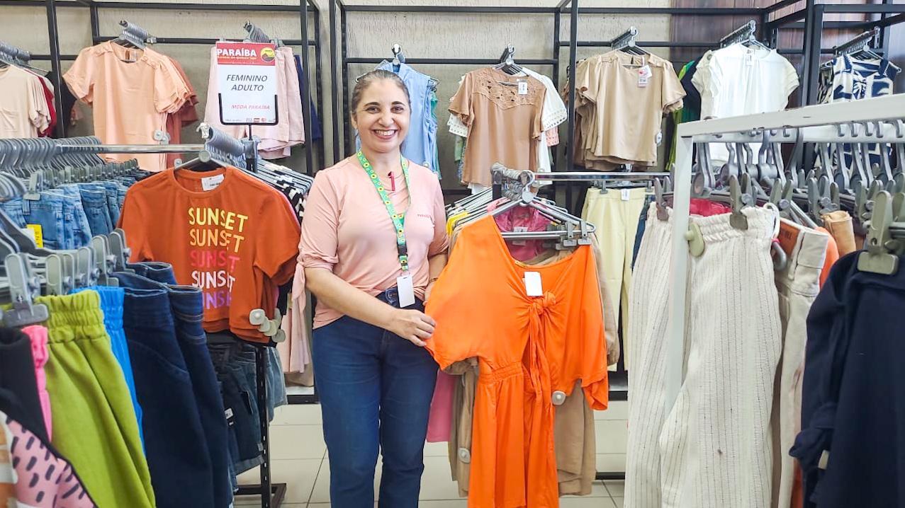 Francisca Daiana, usuária do CAPS Norte, atua como vendedora na loja Paraíba