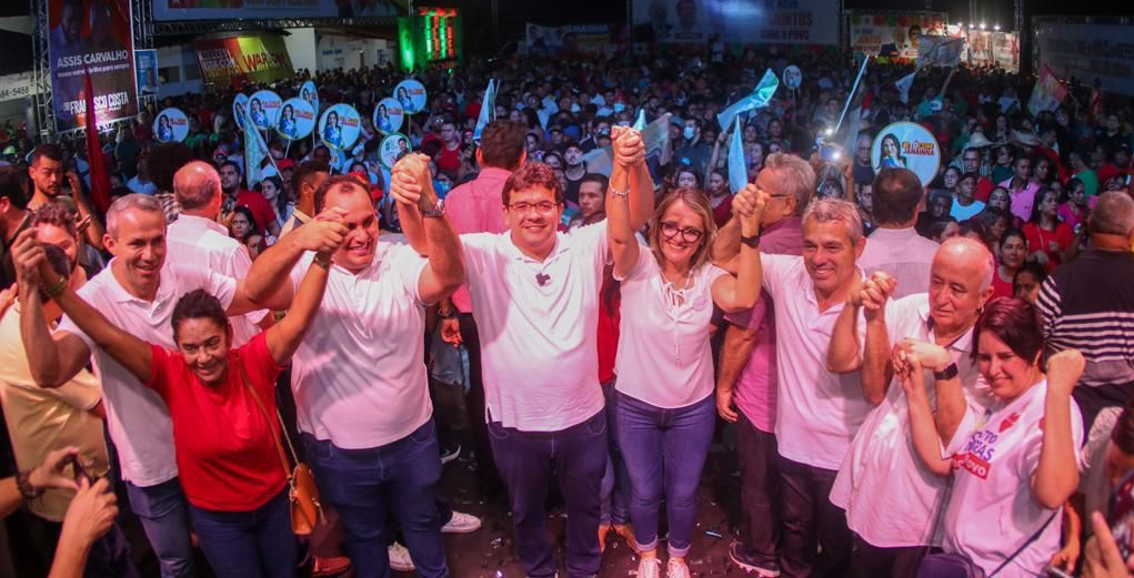 Rafael Fonteles com apoiadores em Barras