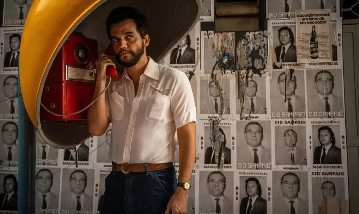O Agente Secreto retrata a jornada de um professor em meio à repressão no Brasil dos anos 1970