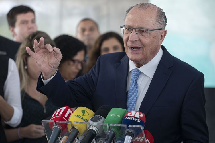 O vice-presidente Geraldo Alckmin em entrevista sobre descontos no preço de carros novos