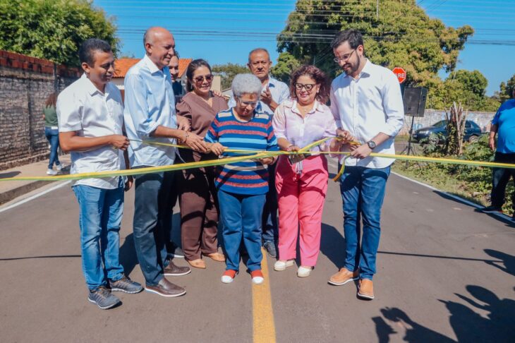 Regina Sousa inaugura asfalto em Altos