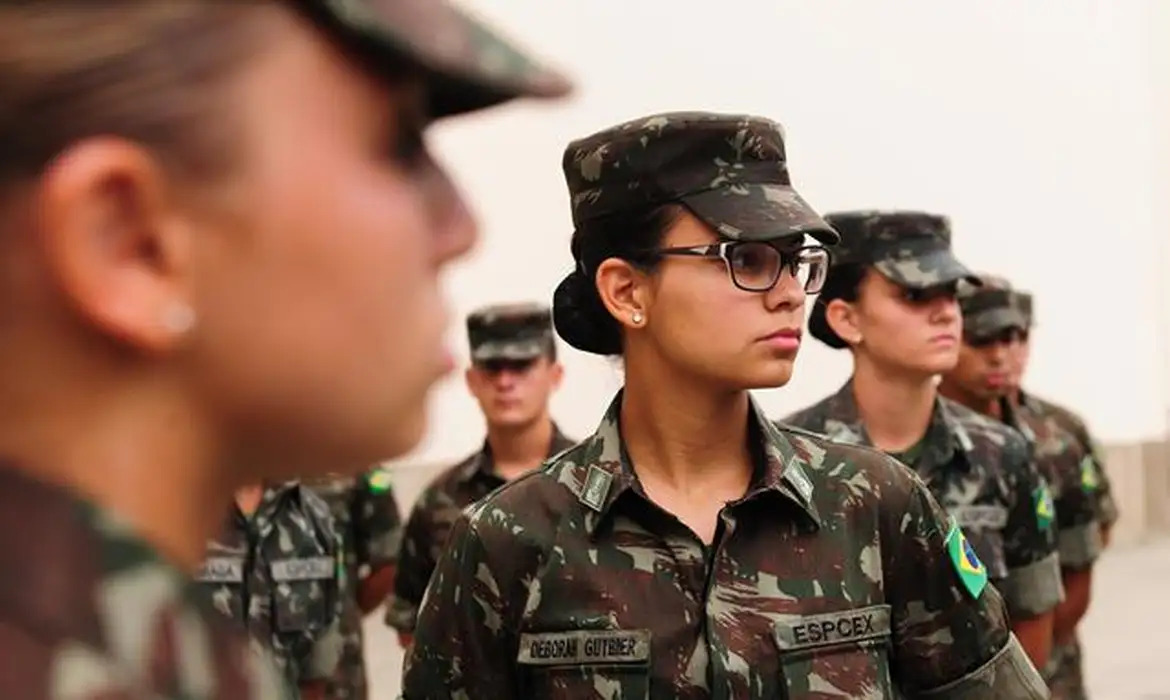 Mulheres poderão se alistar no serviço militar a partir dos 18 anos