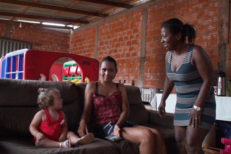 Ana Claudia das Neves (D) e sua família em Foz do Iguaçu (PR): maior tranquilidade