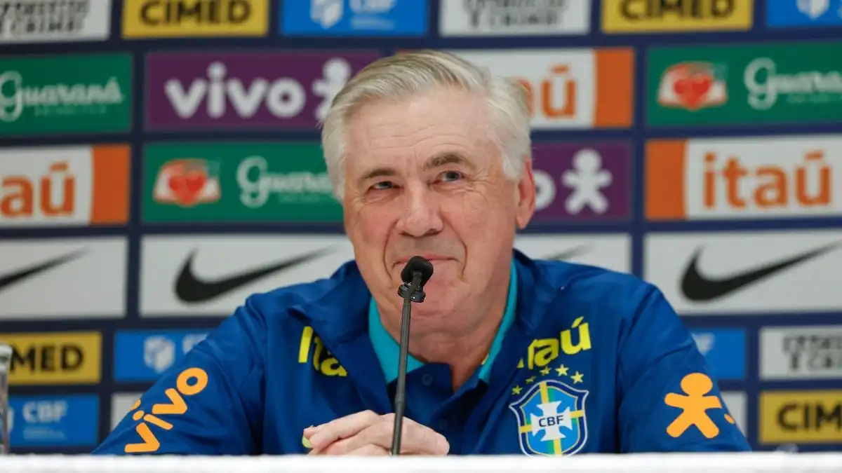 Técnico da seleção brasileira, Carlo Ancelotti, concedendo entrevista a jornalistas