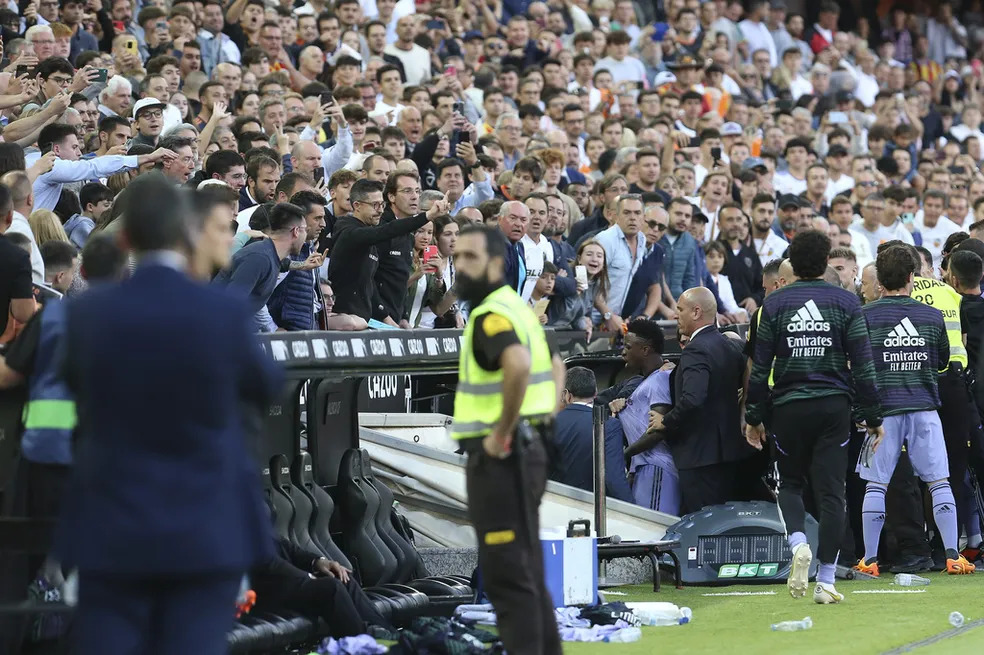 O brasileiro Vinicius Jr. deixa o campo no estádio Mestalla após racismo de torcedores