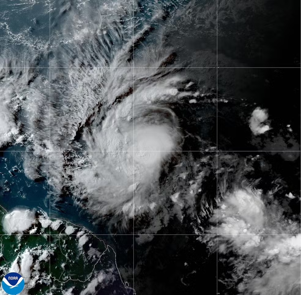Imagem de satélite mostra furacão Beryl (à direita) na região do Caribe