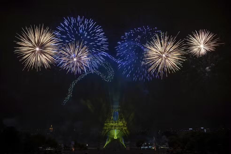 Torre Eiffel é iluminada com as cores do Brasil