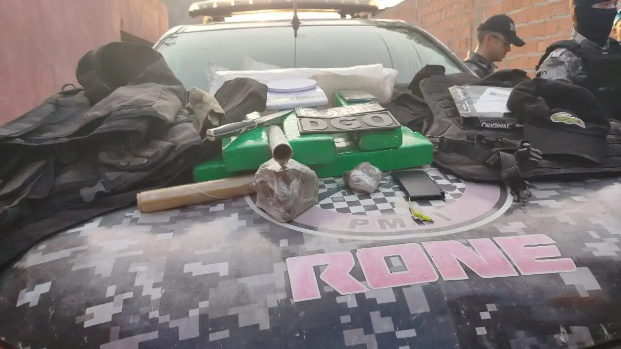 Sete tabletes de entorpecentes de aproximadamente 1,5kg cada, foi apreendido em casa no bairro Saci
