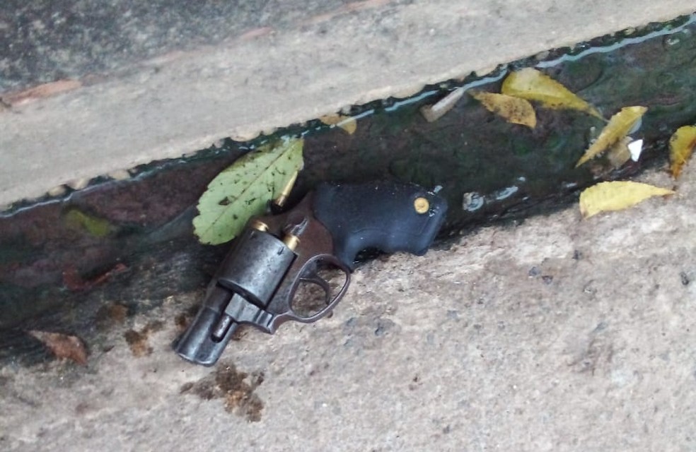 Arma encontrada com o suspeito
