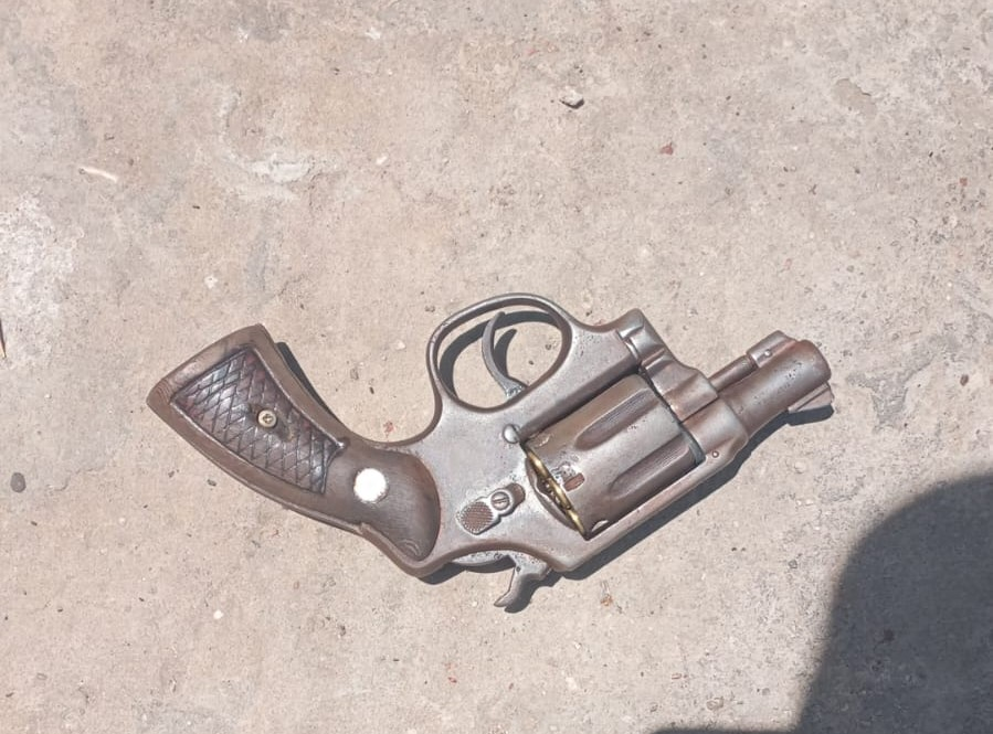 Arma encontrada próximo ao local do crime