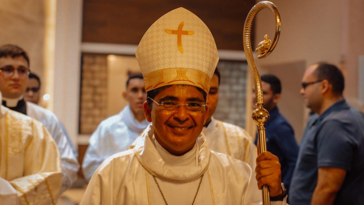 Dom Júlio Cézar Souza de Jesus foi ordenado sacerdote em em 1988