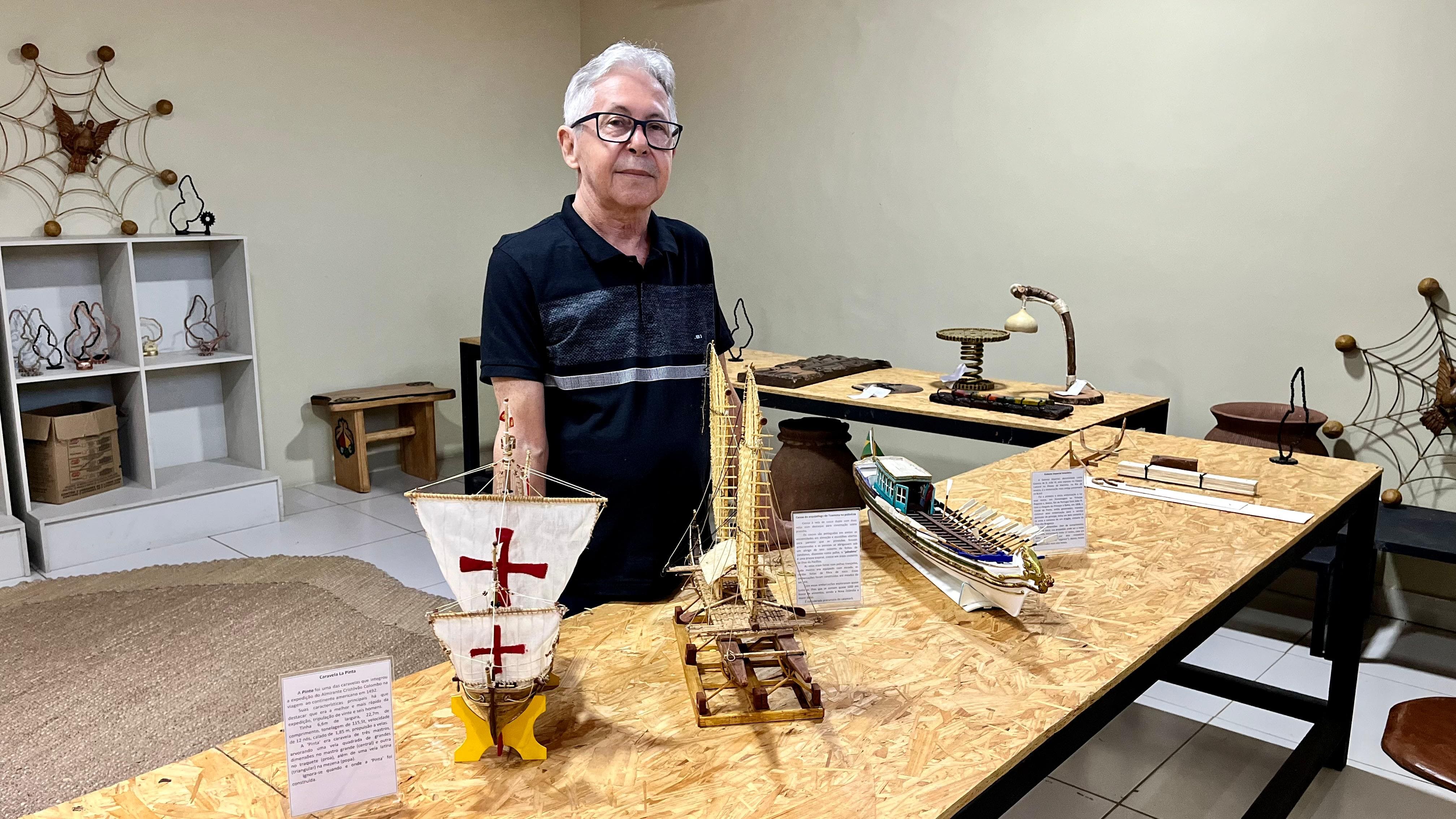 Artesão Ulisses Lima com peças da exposição “Carpintaria Naval Artesanal”