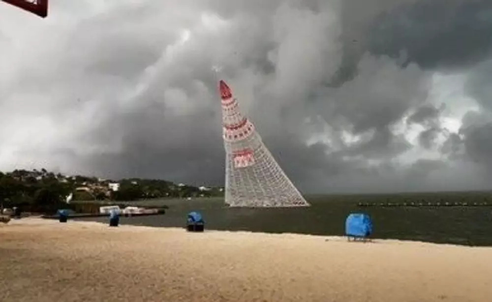 Momento em que a árvore de Natal flutuante caiu na Lagoa de Araçatiba