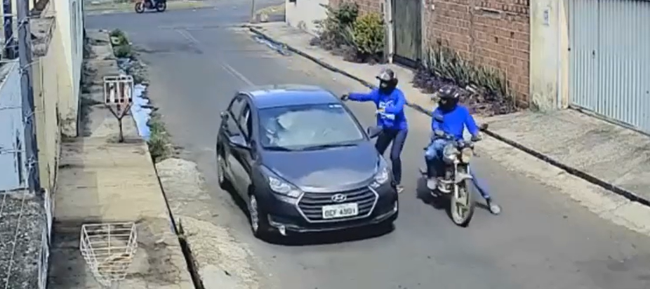 Imagens de câmera de segurança flagram ação dos criminosos