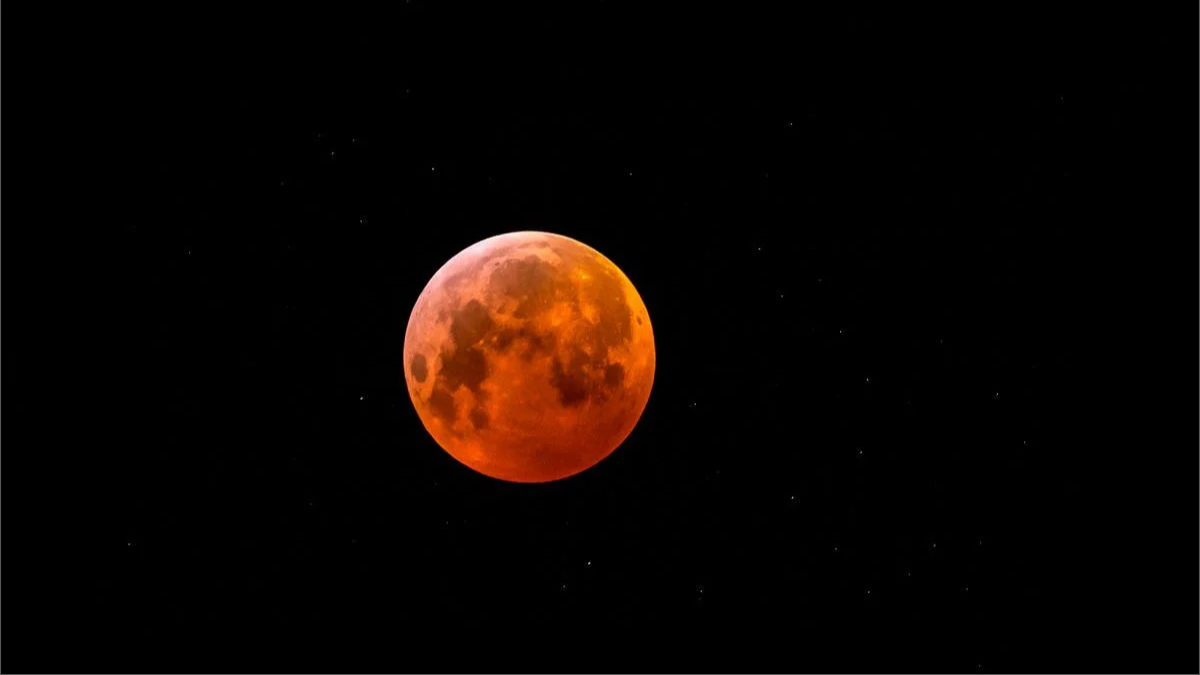 O eclipse lunar ocorre quando a Lua atravessa a sombra da Terra