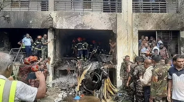 Avião da Força Aérea de Bangladesh cai sobre escola em Dhaka, mata ao menos 19 e fere dezenas
