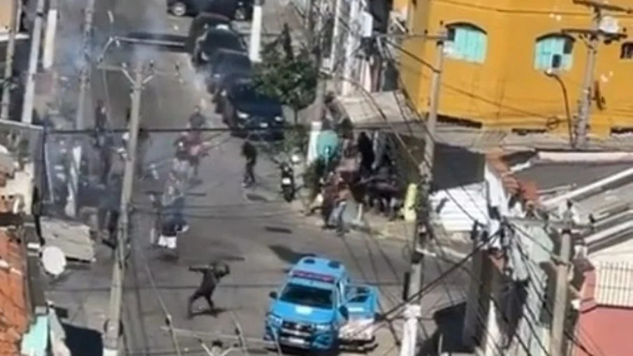 Brigas de torcida organizada de Flamengo e Vasco