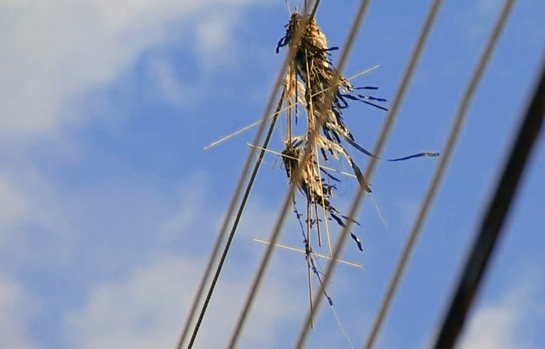 Pipas presas na rede elétrica