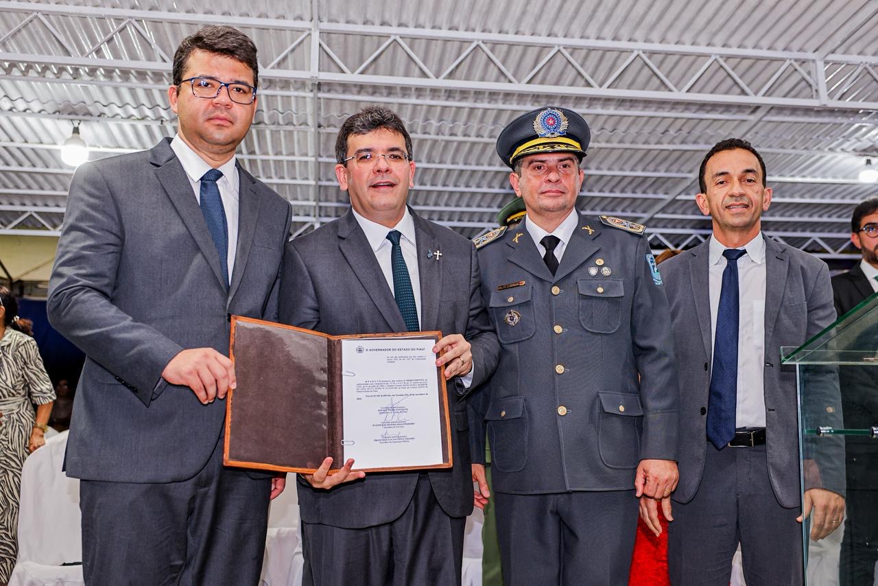 Governador Rafael Fonteles promoveu 334 praças e 13 oficiais no Dia da Bandeira