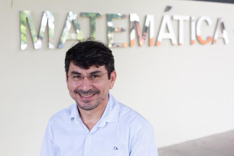 Vitaliano Amaral, formado em matemática pela UFPI e doutor pela Universidade Estadual de Campinas