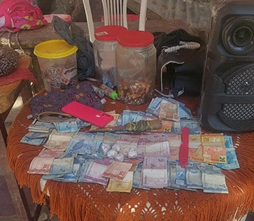 Mulher usava banca de bombons para disfarçar a venda de drogas