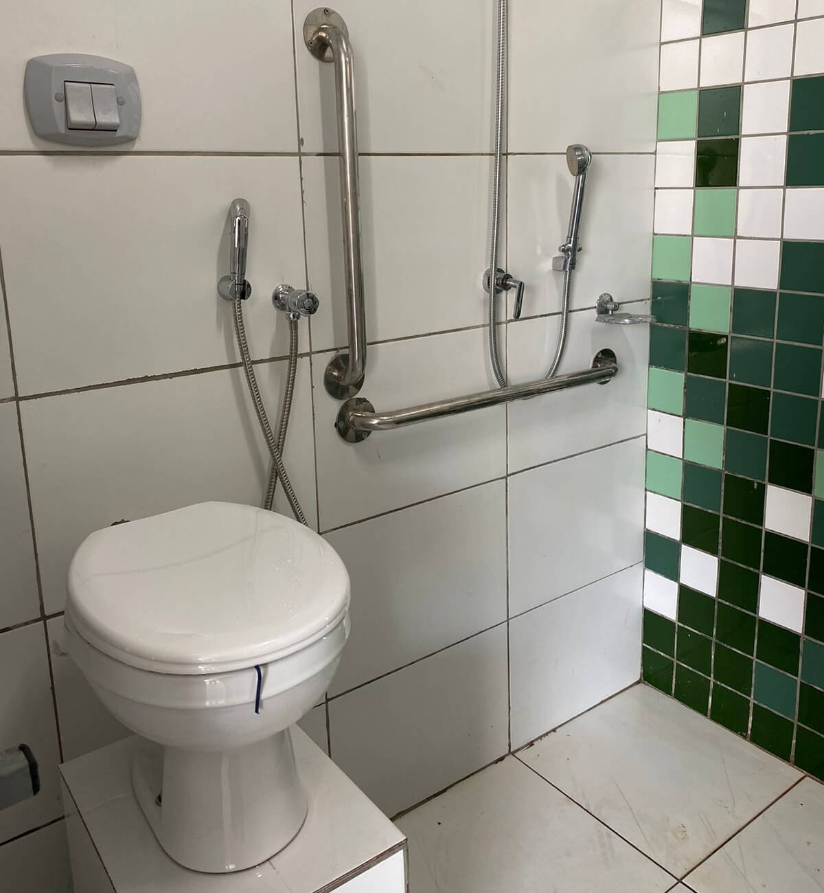 Banheiro adptado para pessoa ostomizadas