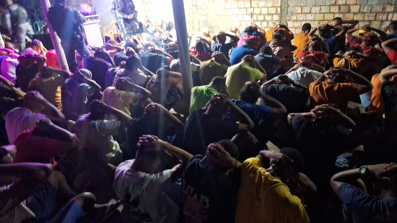 Dez pessoas são presas e 26 adolescentes são apreendidos em bar