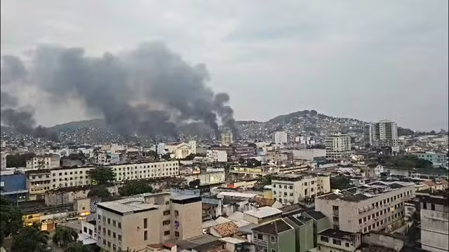 Traficantes fazem barricadas em reação a operação no Rio de Janeiro