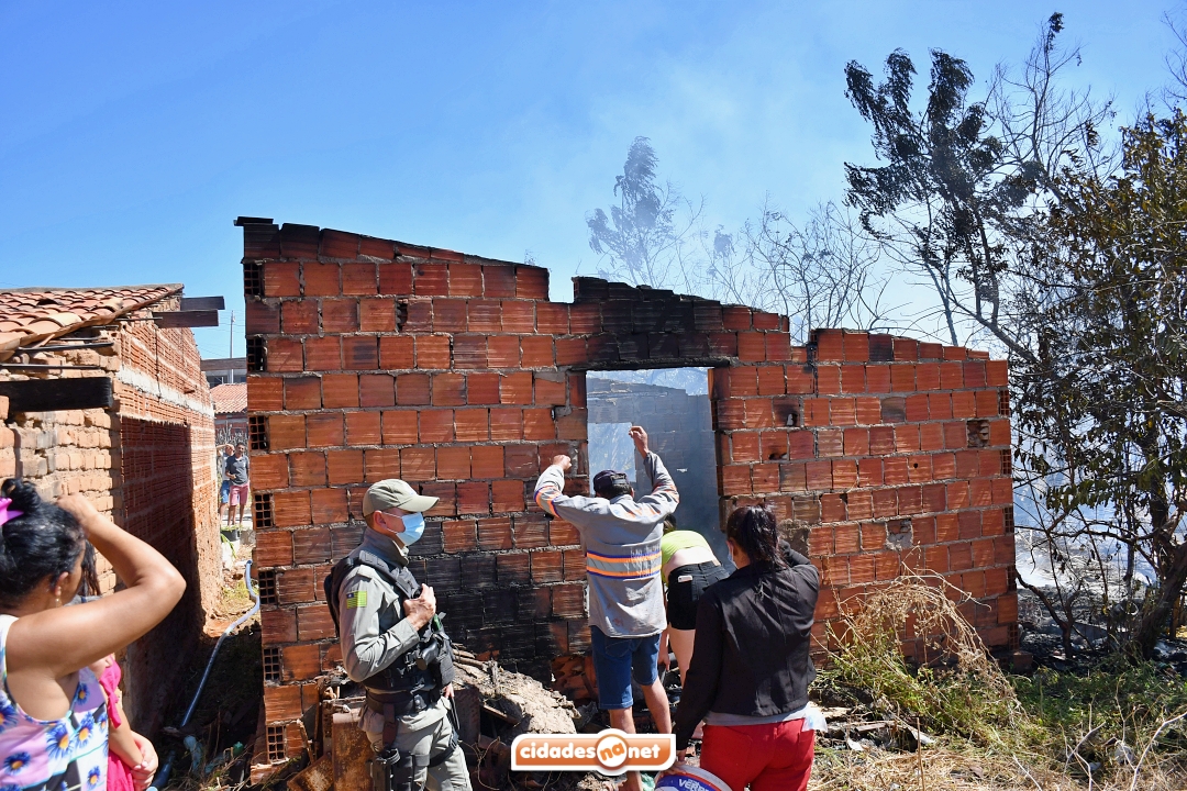 Casa fica completamente destruída após incêndio