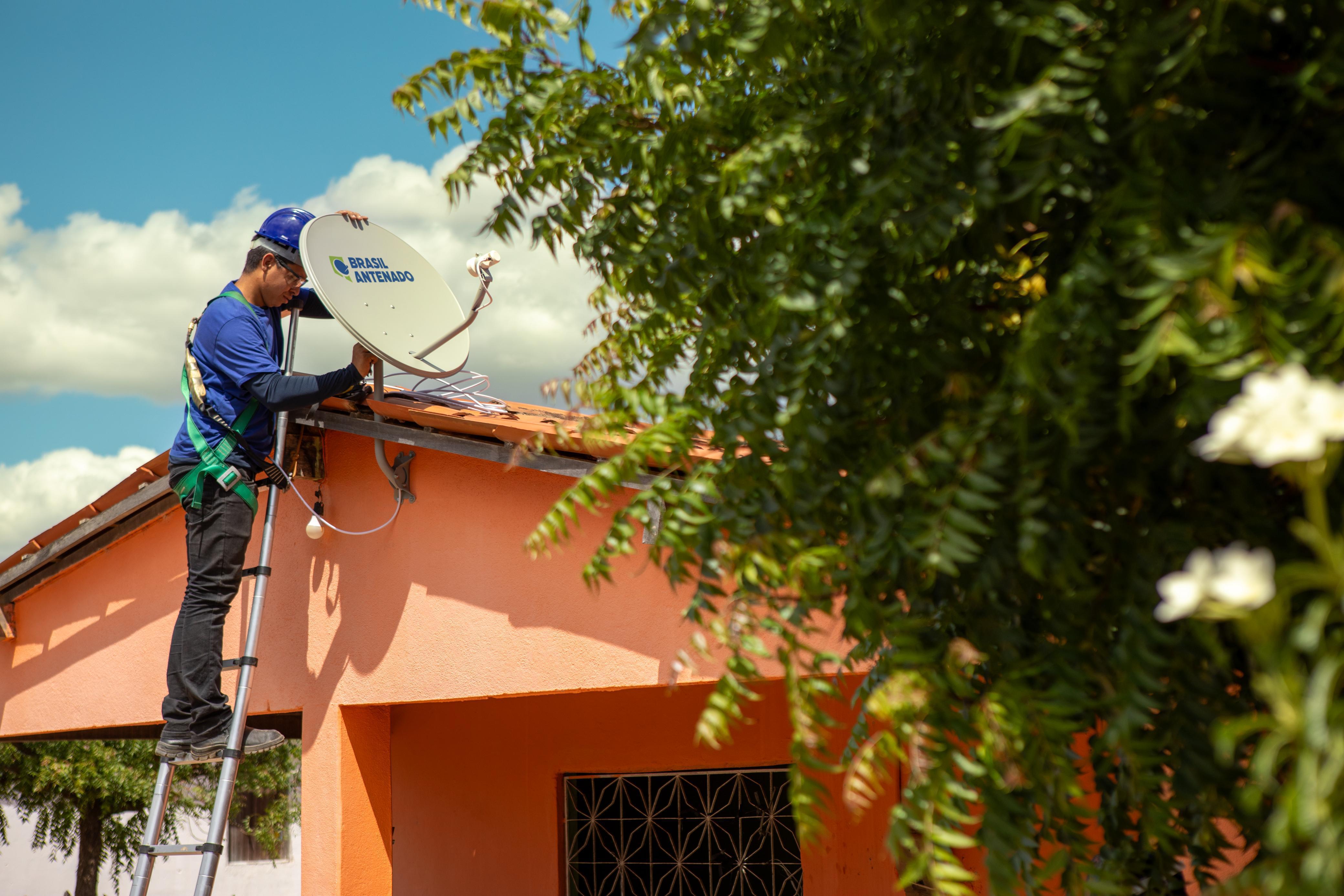 Programa oferece orientação prática sobre o uso da antena e ajuda no agendamento da instalação