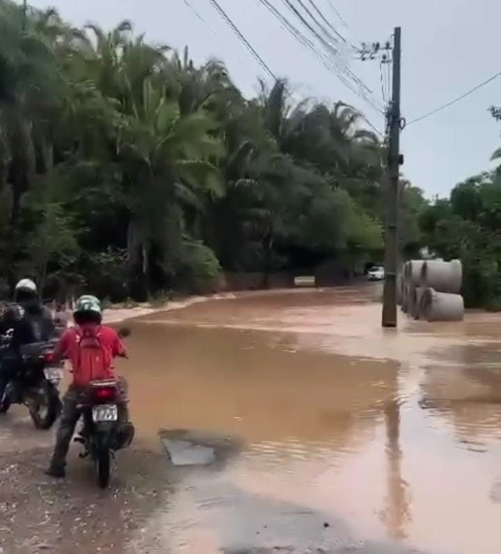Parte da avenida ficou alagada devido o aumento no nível do riacho Itararé que transbordou com as chuvas
