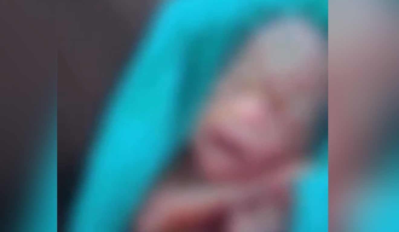 A tia ouviu o bebê chorar durante o velório