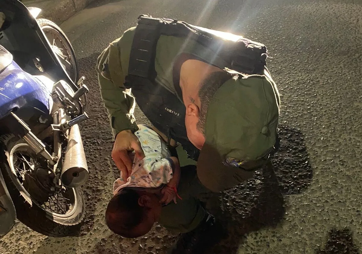 Policial militar realiza manobra e salva recém-nascido engasgado