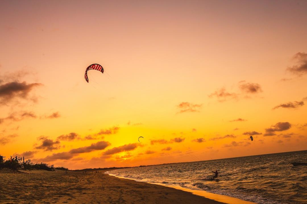 Desportistas durante kitesurf em Barra Grande no litoral do Piauí