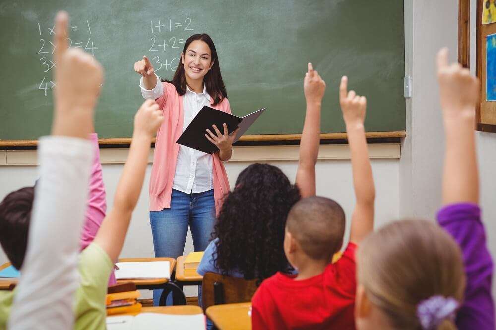 Escola desempenha papel crucial na formação da opinião dos estudantes