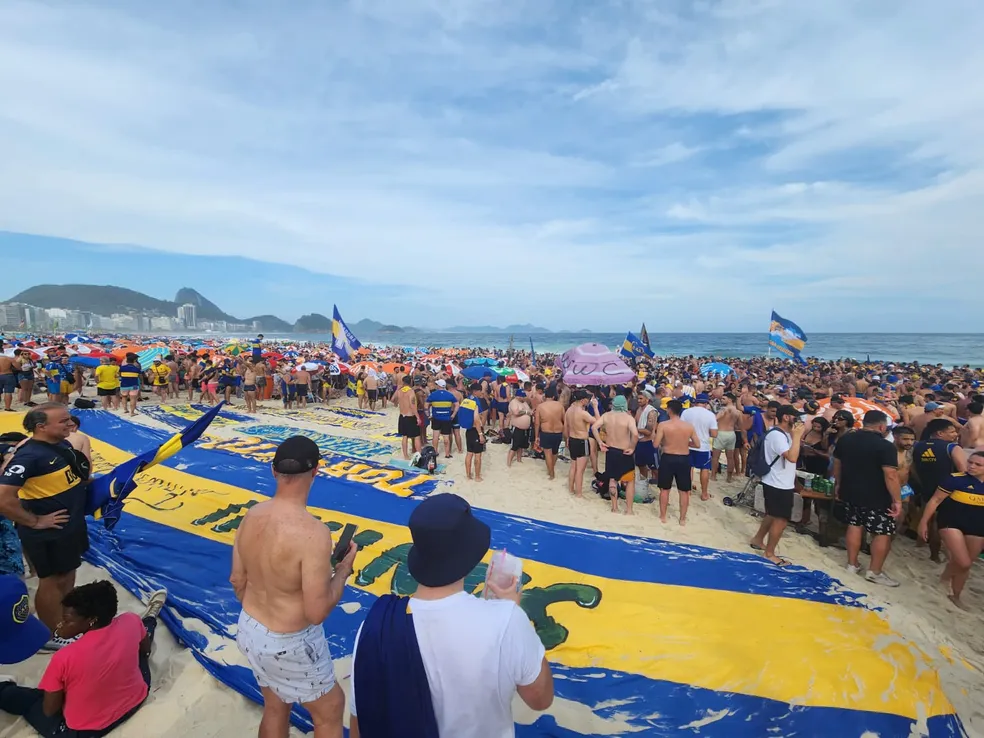 Torcedores do Boca lotam trecho da praia em Copacabana