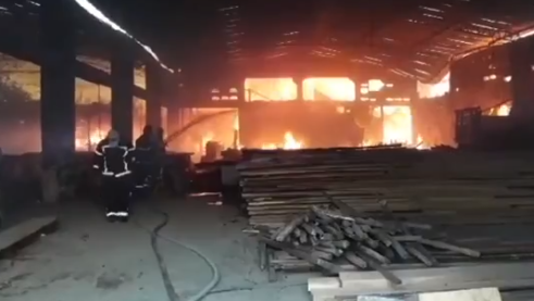 Bombeiros combatem fogo em madeireira no Distrito Industrial de Teresina