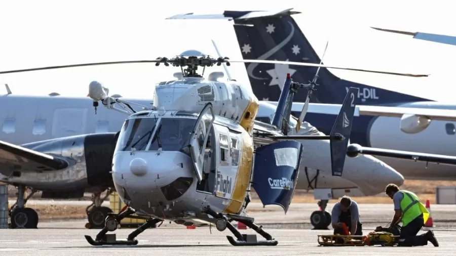 Helicóptero que trabalha em missão de resgate de avião militar dos EUA que caiu em ilha remota