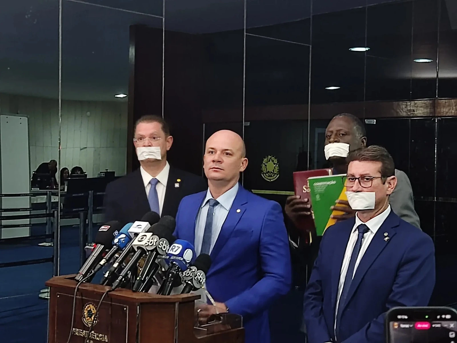 Parlamentares bolsonaristas viram motivo de piada na Internet