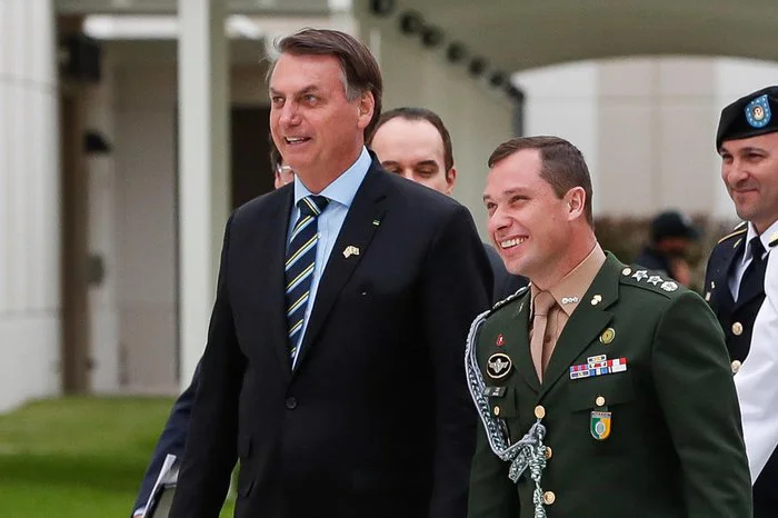 Bolsonaro e seu ex-ajudante, Mauro Cid