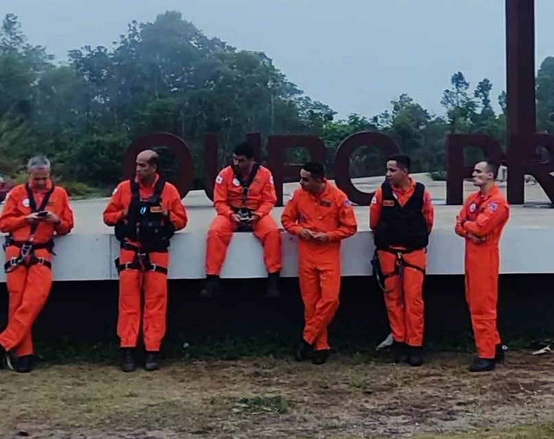 Ocupantes do helicóptero dos Bombeiros foram fotografados antes da decolagem